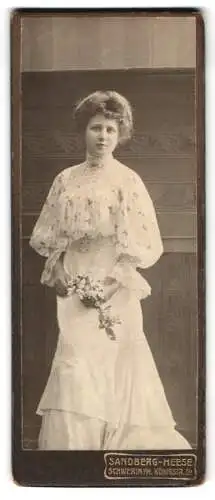Fotografie Sandberg-Heese, Schwerin i. M., Königstr. 29, Dame mit Blumenstrauss