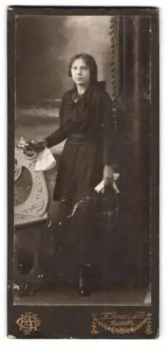 Fotografie H. Joseph & Co., Neukölln, Junge Frau in dunklem Kleid