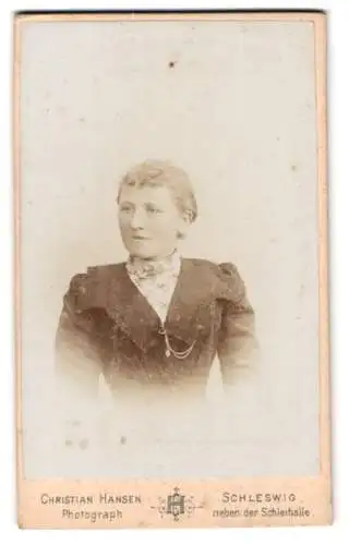 Fotografie Christian Hansen, Schleswig, neben der Schleihalle, Porträt einer Frau