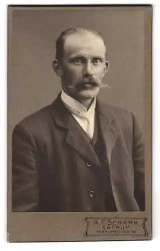 Fotografie A. F. Schark, Satrup, Porträt eines Mannes mit Schnurrbart
