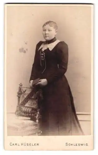 Fotografie Carl Hüseler, Schleswig, Stadtweg 147, Porträt einer Frau mit Buch