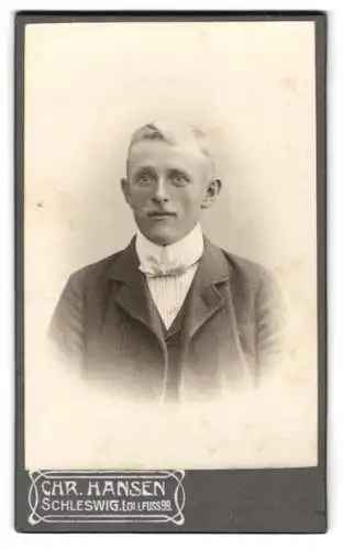 Fotografie Chr. Hansen, Schleswig, Lollfuss 98, Porträt eines jungen Mannes