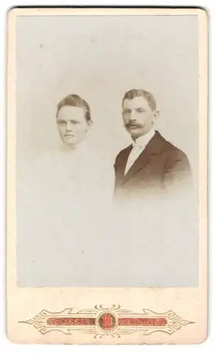 Fotografie B. Lassen, Westerland /Sylt, Porträt eines Ehepaares