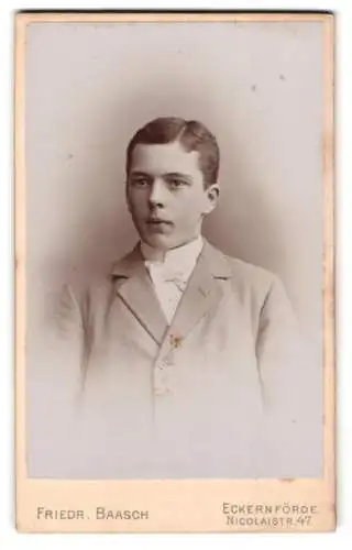 Fotografie Friedr. Baasch, Eckernförde, Nicolaistr. 47, Porträt eines jungen Mannes