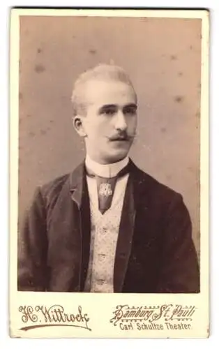 Fotografie H. Wittrock, Hamburg-St. Pauli, Langereihe 48, Porträt eines eleganten Herrn