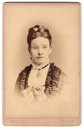 Fotografie Hugo Danz, Berlin, Jerusalemer Strasse 28, Porträt einer Dame in eleganter Kleidung