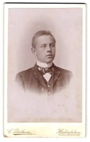 Fotografie C. Paulsen, Hadersleben, Grosse Strasse 430, Porträt eines jungen Mannes