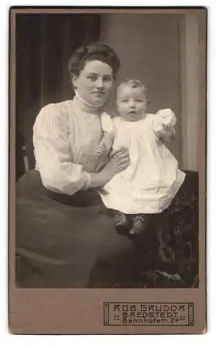 Fotografie Rob. Grudda, Bredstedt, Bahnhofstrasse 2a, Mutter mit Kind