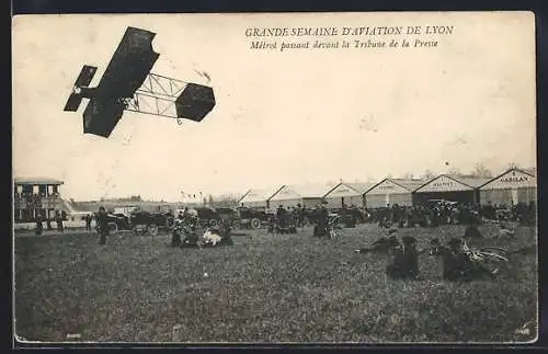 AK Métrot passant devant la Tribune de la Presse, Flugzeug