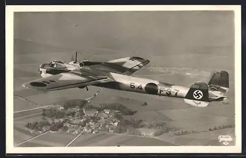AK Unsere Luftwaffe, Zweimotoriges Kampfflugzeug Dornier DO-17 in der Luft, 