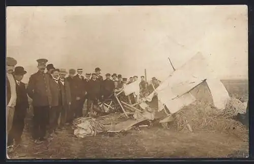 Foto-AK Wrack eines abgestürzten Flugzeuges