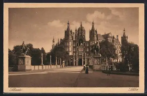 AK Schwerin / Mecklenburg, Schloss mit Brücke