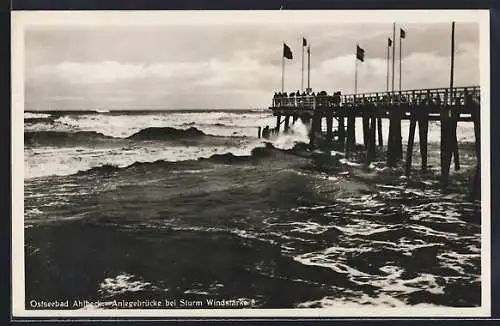 AK Ahlbeck / Ostseebad, Anlegebrücke bei Sturm Windstärke 8