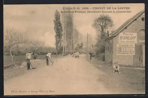 AK Vibraye, Circuit de la Sarthe 1906, Arrivée, Ouvriers tracant la passerelle