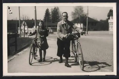 Foto-AK Mädchen und Vater mit Fahrrad beim Ausflug