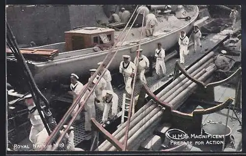 AK Kriegsschiff H. M. S. Magnificent im Dock und Matrosen in Uniform