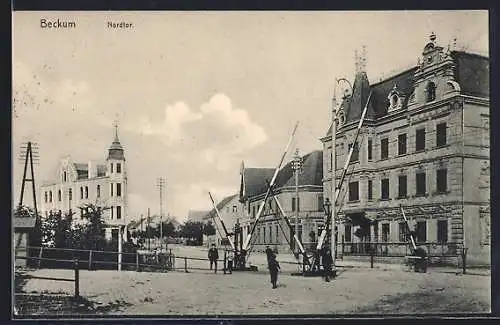 AK Beckum / Westf., Nordtor mit Strassenpartie