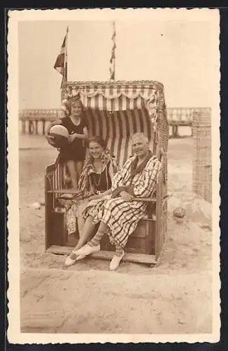 Foto-AK Arendsee / Ostseebad, Familie in Badeanzügen im Strandkorb, Tochter mit Strandball
