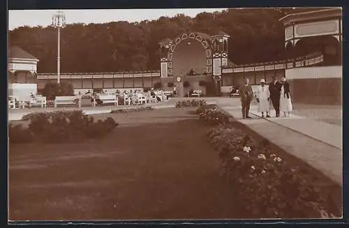 Foto-AK Göhren / Rügen, Konzertplatz mit Besuchern
