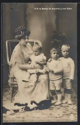 AK S.M. la Reina de Espana y sus hijos