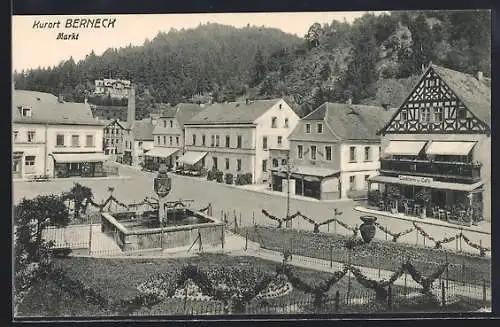 AK Berneck / Fichtelgebirge, Markt mit Konditorei & Cafe und Brunnen