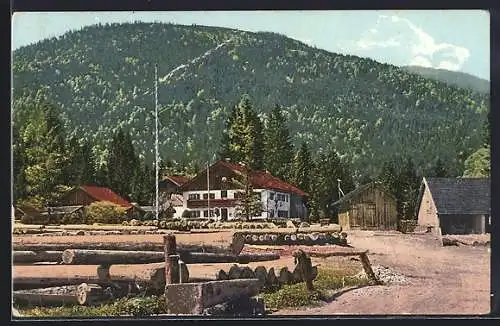 AK Altenau / Obb., Forsthaus Unternogg, von gestapelten Baumstämmen