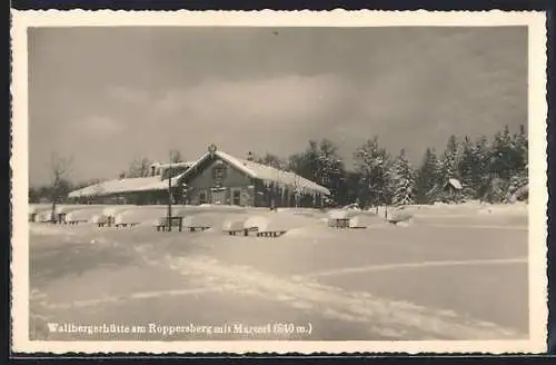 AK Wallbergerhütte, Berghütte am Roppersberg mit Marterl im Schnee