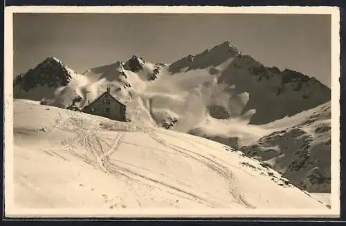 AK Rotondohütte, Berghütte mit Piz Lucendro im Schnee