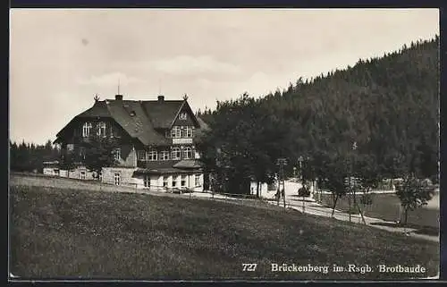 AK Brotbaude /Brückenberg, Ansicht mit Strasse