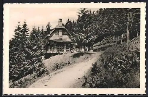 AK Ostrauerhütte /Beskiden, Berghütte mit Strasse