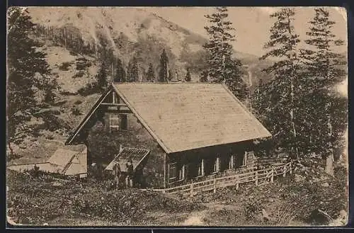 AK Hochkaar-Schutzhaus, Ansicht mit Wanderern