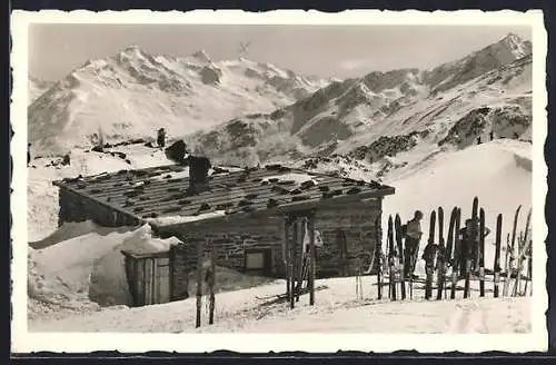 AK Rotkogljoch-Hütte /Hochsölden, Berghütte mit Skiern und Wurmkopf