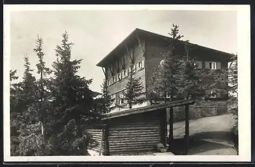 AK Chata KCT na Lysé hore /Ostravice, Gebäude mit Unterstand