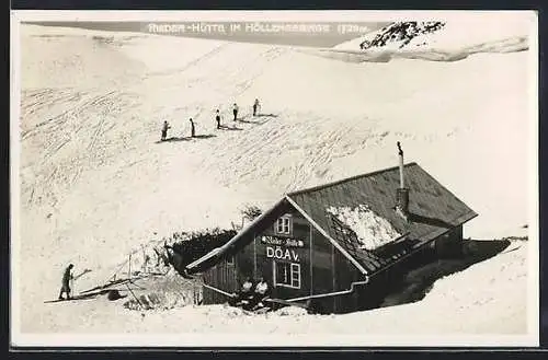 AK Rieder-Hütte /Höllengebirge, Berghütte mit Skiläufern im Winter