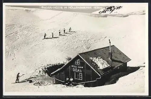 AK Rieder-Hütte im Höllengebirge, Berghütte mit Skiläufern im Winter