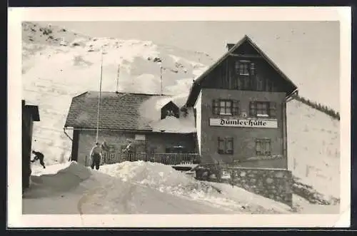AK Dümlerhütte, Berghütte mit Besuchern im Winter