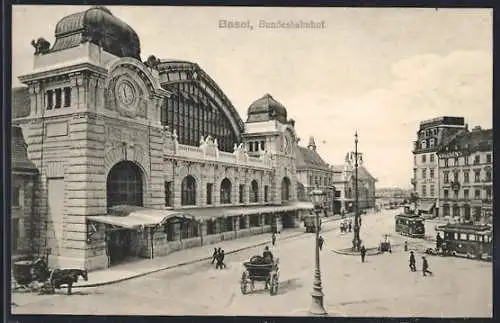 AK Basel, Bundesbahnhof mit Strassenbahnen