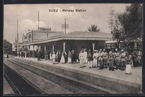 AK Suez, Railway Station, Reisende auf dem Bahnsteig d. Bahnhofs