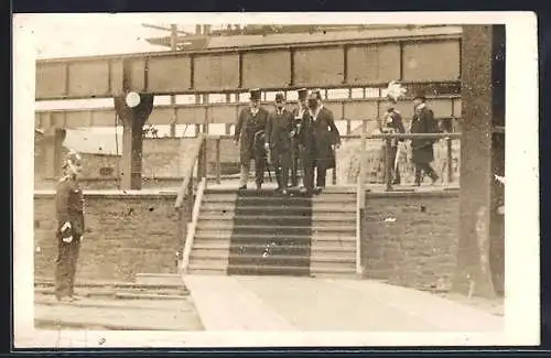 Foto-AK Somerset, Royal Visit, At a Train Station