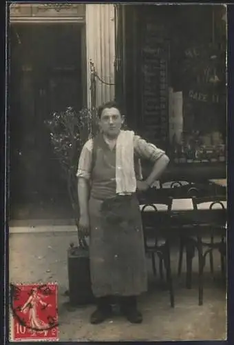 Foto-AK Paris, Kellner vor Weingeschäft, Preisliste