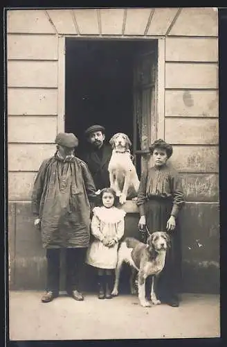 Foto-AK Paris, Familie vor Hauswand an geöffnetem Fenster mit zwei Hunden