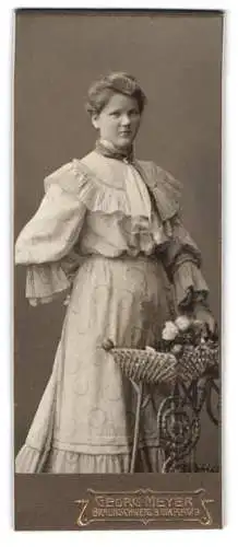 Fotografie Georg Meyer, Braunschweig, Bankplatz 3, Frau mit elegantem Kleid