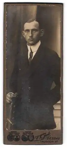 Fotografie L. K. Jué, Dessau, Leopoldstr. 27, Porträt eines eleganten Herrn
