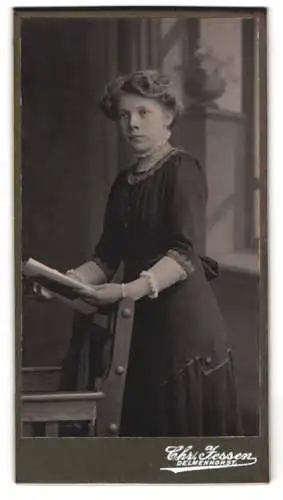 Fotografie Chr. Jessen, Delmenhorst, Frau mit einem Stuhl