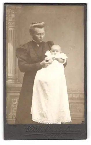 Fotografie Chr. M. Christophersen, Rødding, Frau mit Baby in Taufkleid
