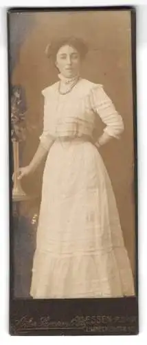 Fotografie Atelier Samson & Co, Essen-Ruhr, Limbeckerstr. 12, Porträt einer Dame in elegantem Kleid
