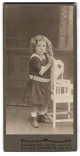 Fotografie Hansa Atelier, Bielefeld, Niedernstr. 26, Kleines Kind mit Stuhl