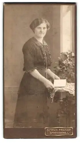 Fotografie Bernh. Franke, Spremberg, Frau mit kleinem Buch