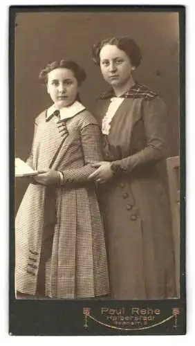 Fotografie Paul Rehe, Halberstadt, Roonstrasse 2, Portrait zwei junger Frauen