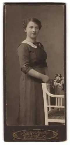 Fotografie Atelier Apollo, Dresden, Bautznerstrasse 75, Frau mit Blumenstrauss